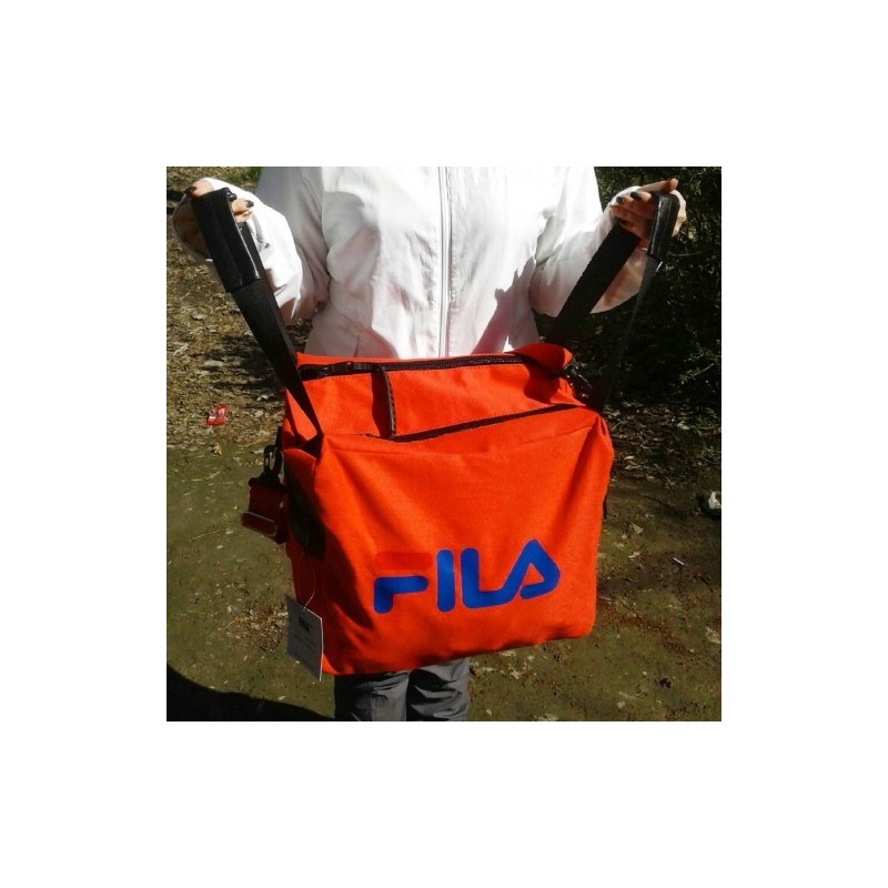 Спортивная сумка Fila красного цвета